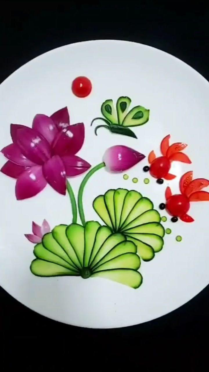 今天用洋葱,黄瓜和圣女果给大家做一个荷塘月色的拼盘