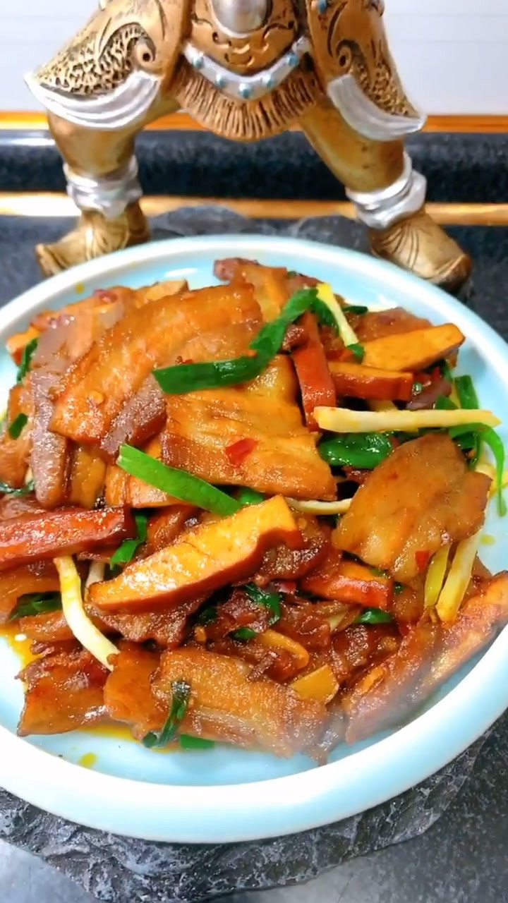 香干回锅肉的制作教程.