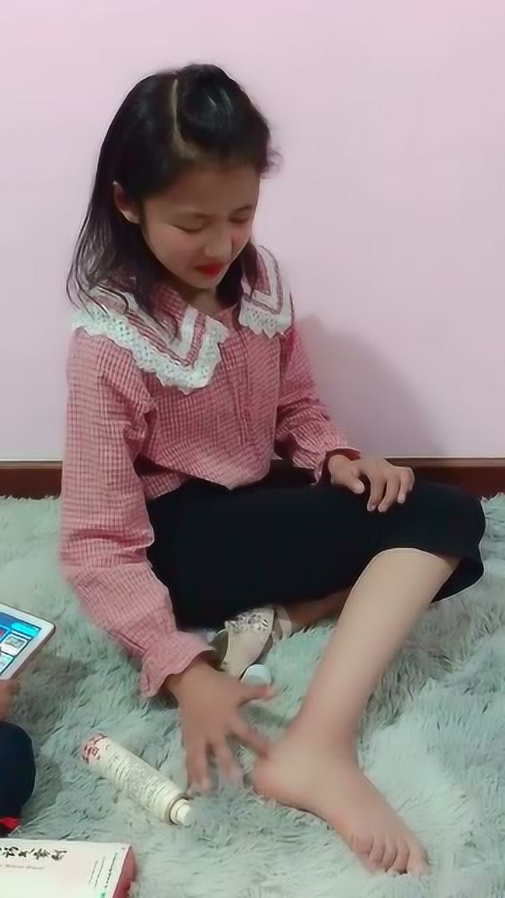 学舞蹈的孩子真心不易,今天练空翻时把腿给扭伤啦