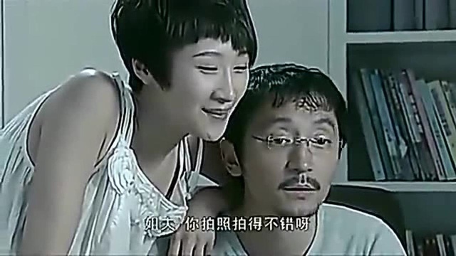 小姨子深夜与姐夫看照片,样子很亲密,不要脸