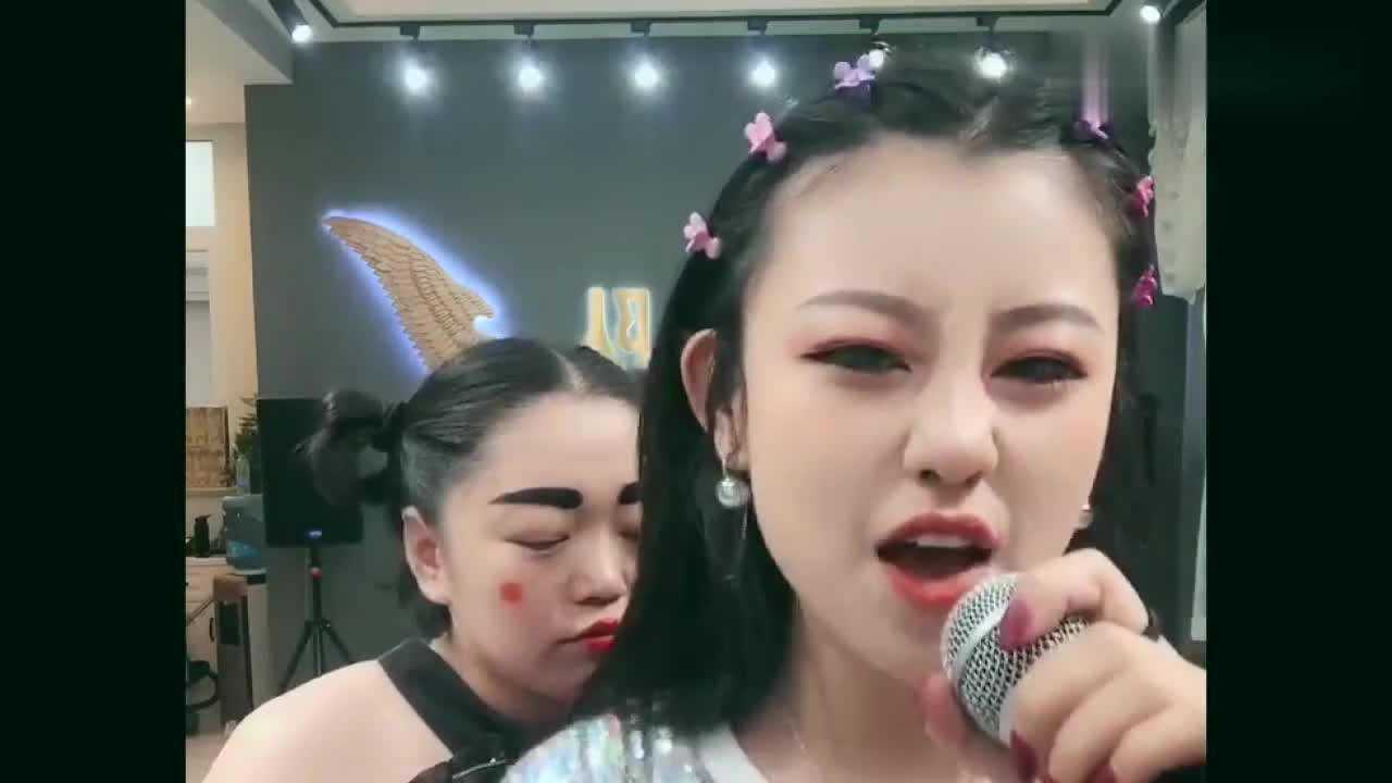 斯卡拉这个妹子长得还真不错小黄飞在后面的脸拉得老长了