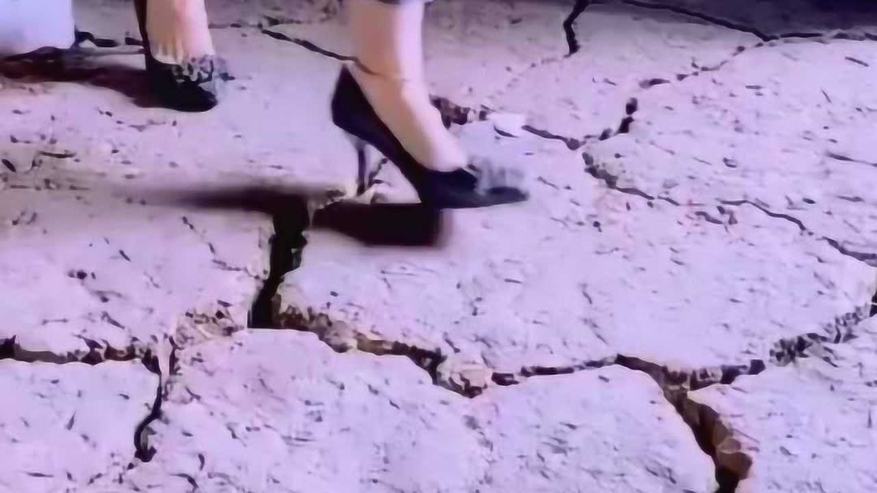 女孩脚陷淤泥地图片