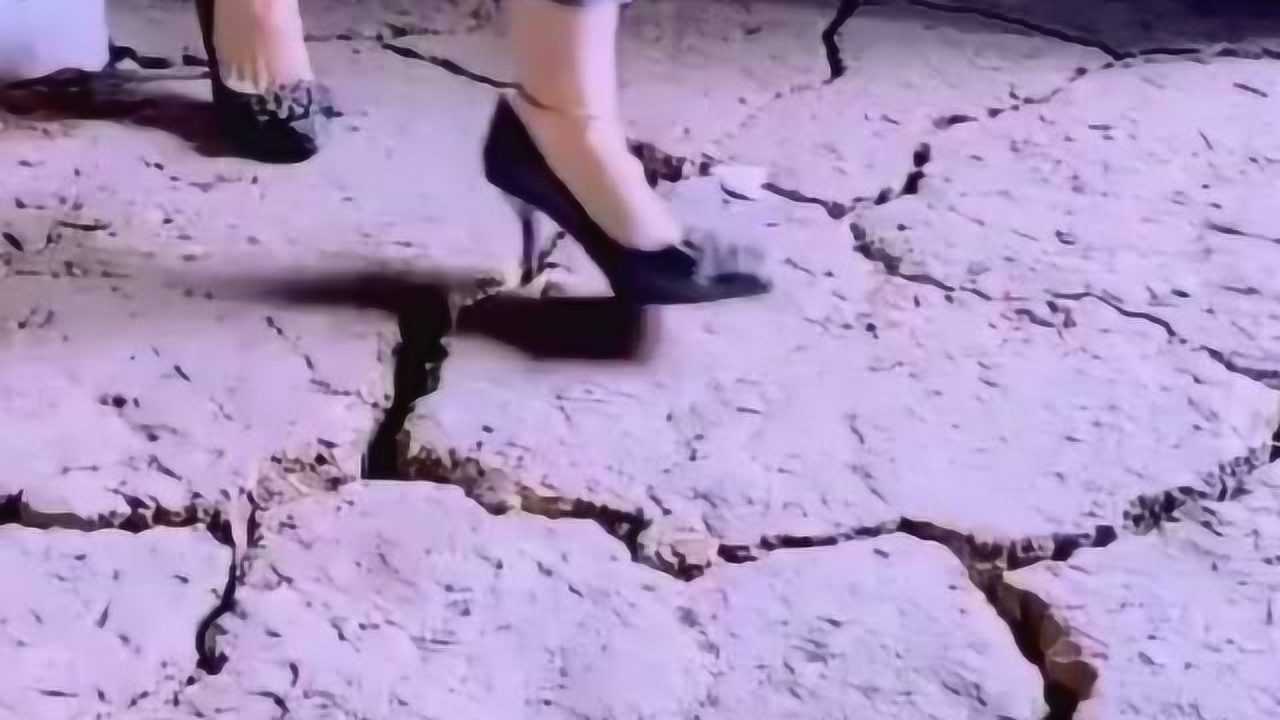 美女身陷泥地举步维艰，再一看脚下穿的高跟鞋，都笑抽了