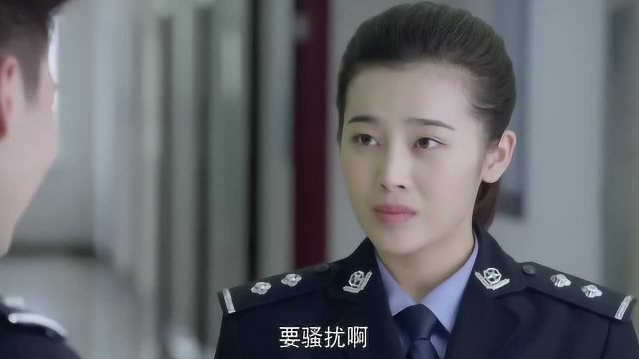 警察锅哥简凡拿班长姐开玩笑嘲笑她是单身狗班长姐眼都冒火了