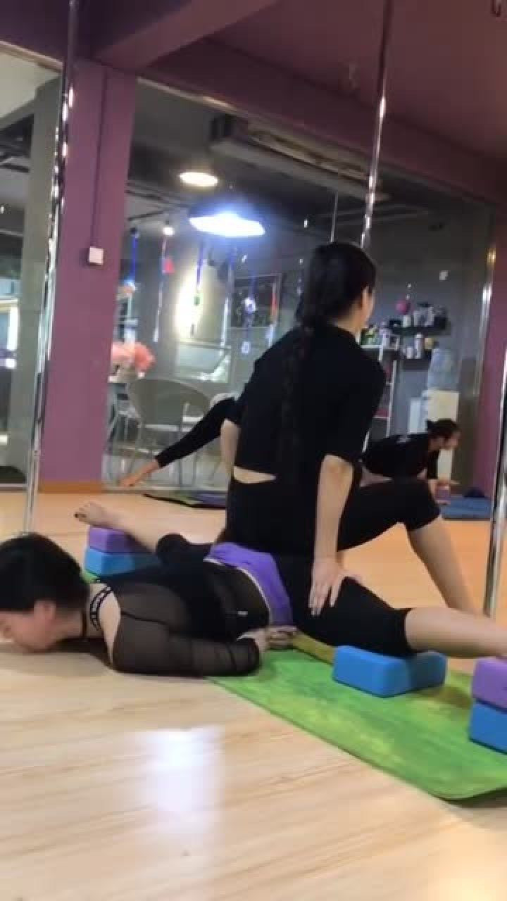 超级惨烈的压横叉训练,都不忍心再看下去了!_腾讯视频