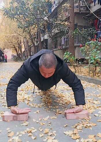 手背俯卧撑强身健体,抗疫第一.