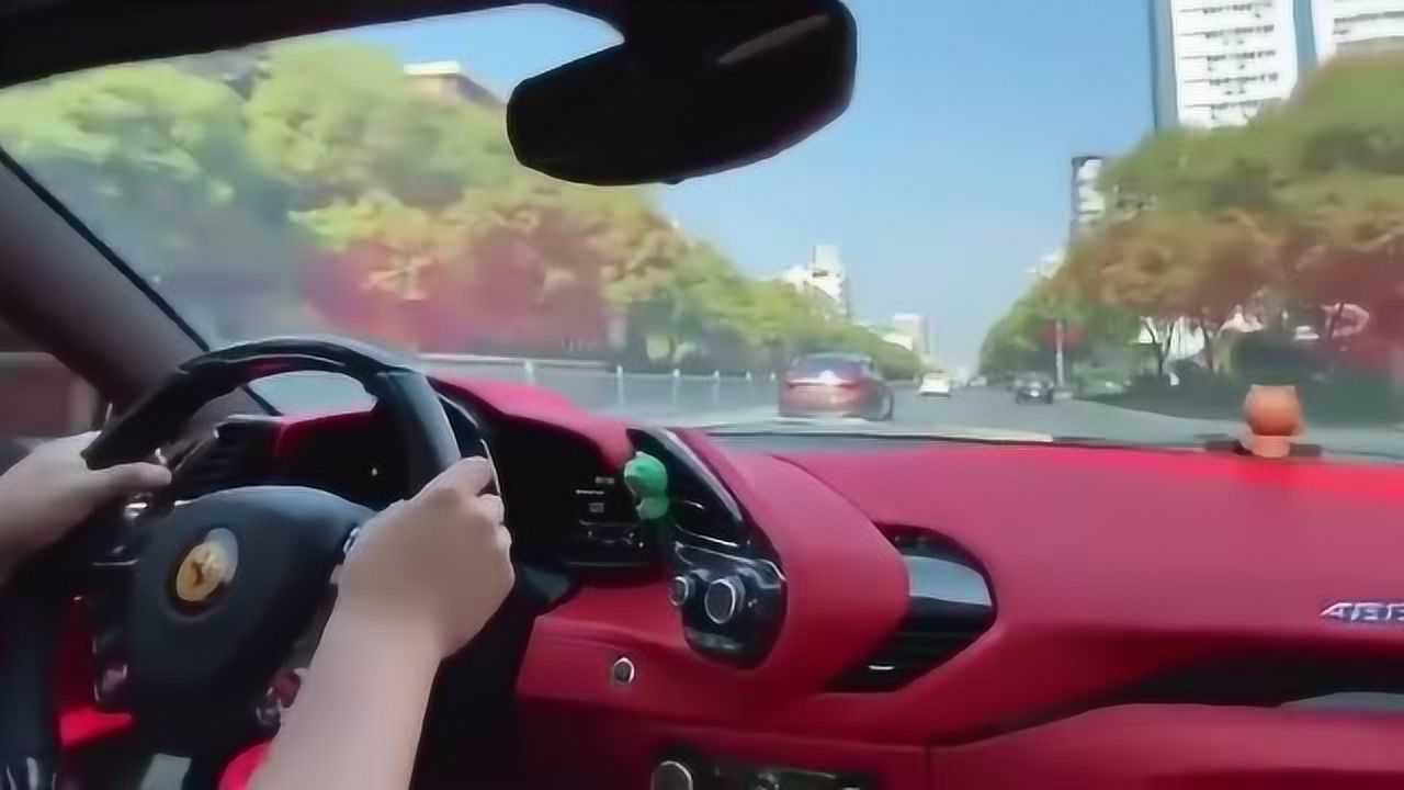 开着法拉利488副驾驶坐着她这是你理想的样子吗