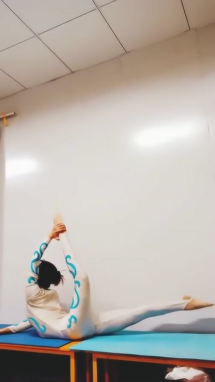 妹子穿上白色胶衣表演柔术这身板真是软佩服