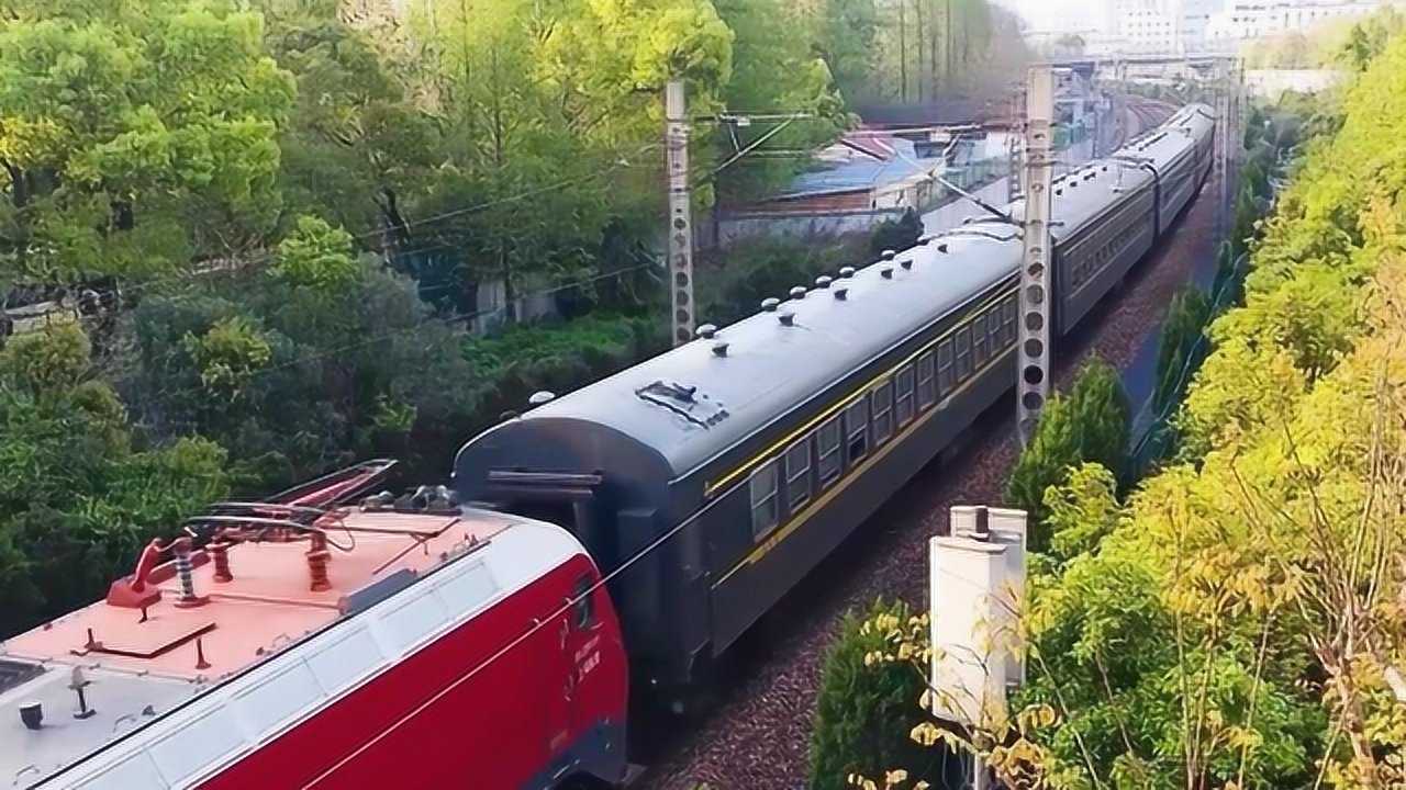 实拍杭州最后的老式绿皮火车,车顶带小蘑菇,太有年代感了!