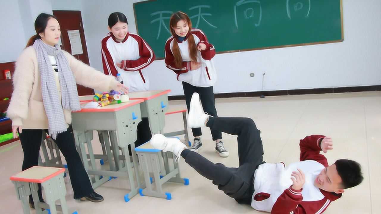 学生玩蒙眼识物,女同学把袜子脱了让男同学猜,男同学闻到要熏晕_腾讯