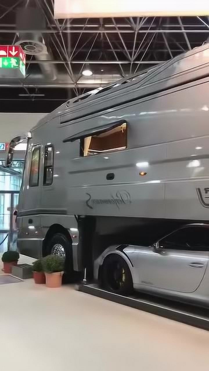 这个加长版房车下面还自带车库这有钱人就是会享受啊