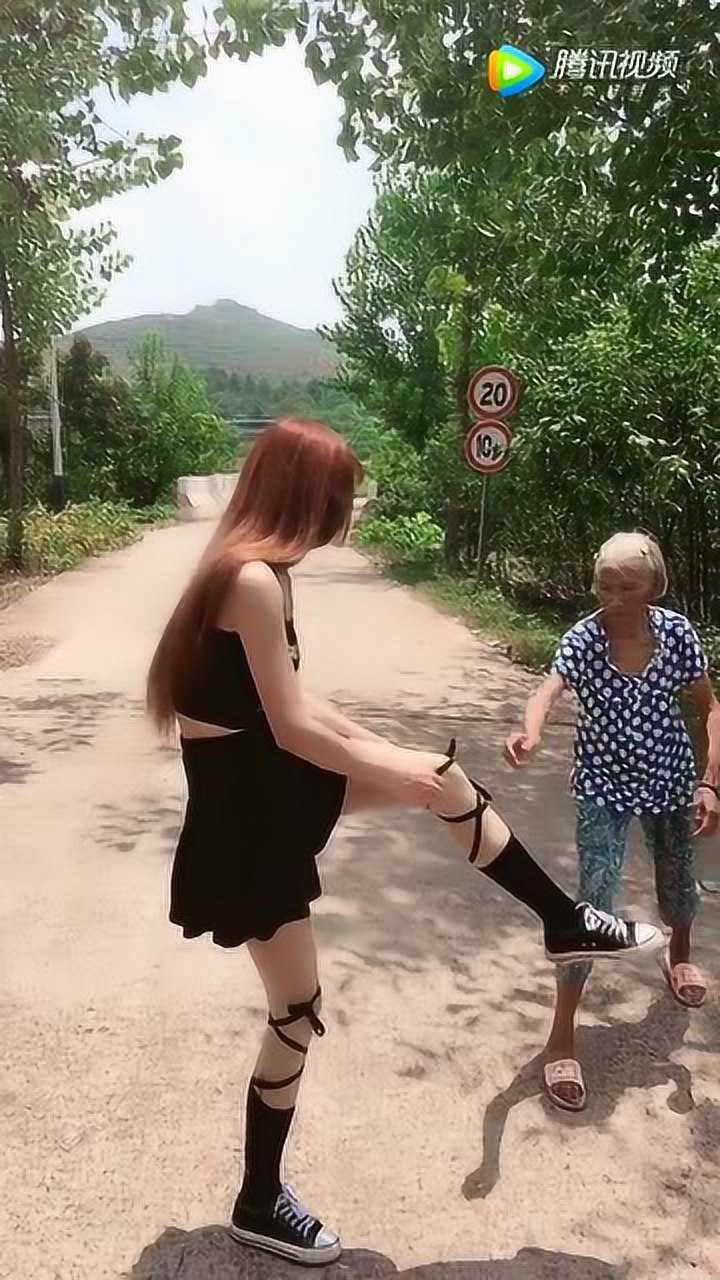 奶奶以为腿上系的是鞋带!
