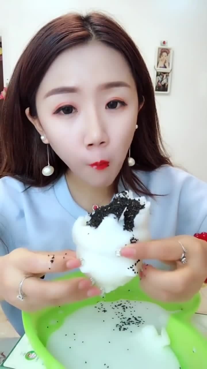 吃冰小姐姐这次吃熊猫形状的黑芝麻冰块吃得太香了