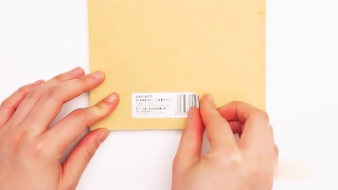 粘性标签很难完整的撕下来用这一招就能轻松完整地撕下来而且没有残留