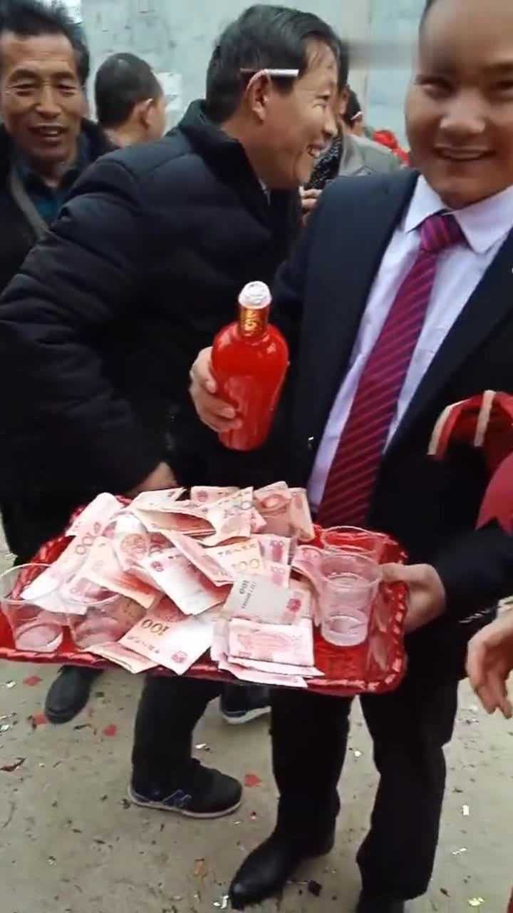 新郎新娘敬酒收红包厚厚一摞
