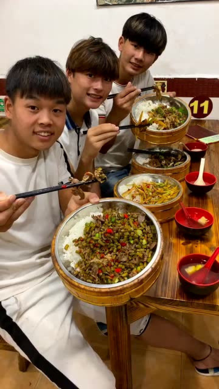 精神小伙集体吃木桶饭