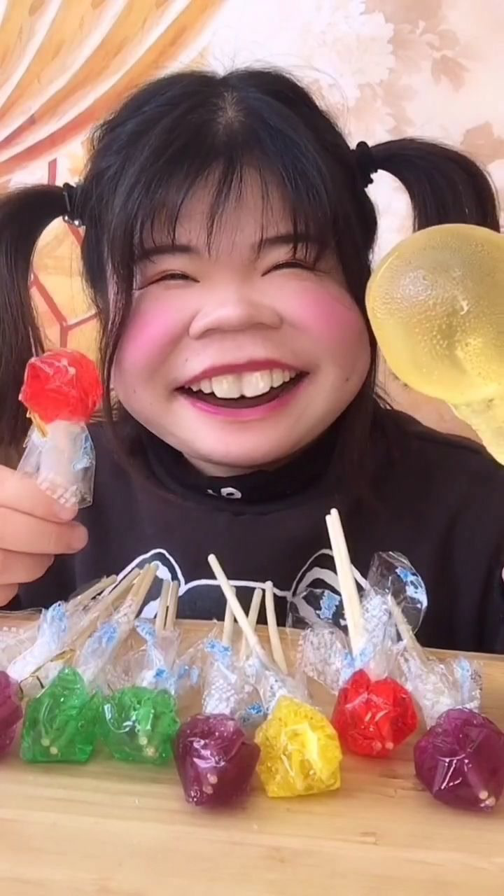 这个灯泡糖实在太大了我这么大的嘴也放不下
