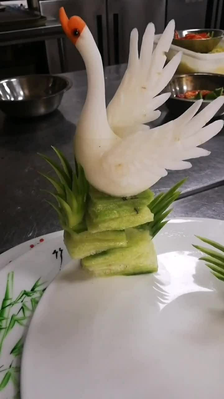 萝卜雕刻的小天鹅,卡通风格的天鹅看上去有点可爱呢