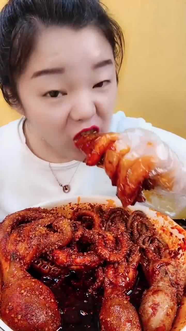 爆辣八爪鱼漂亮吃播小姐姐发出的咀嚼声真馋人
