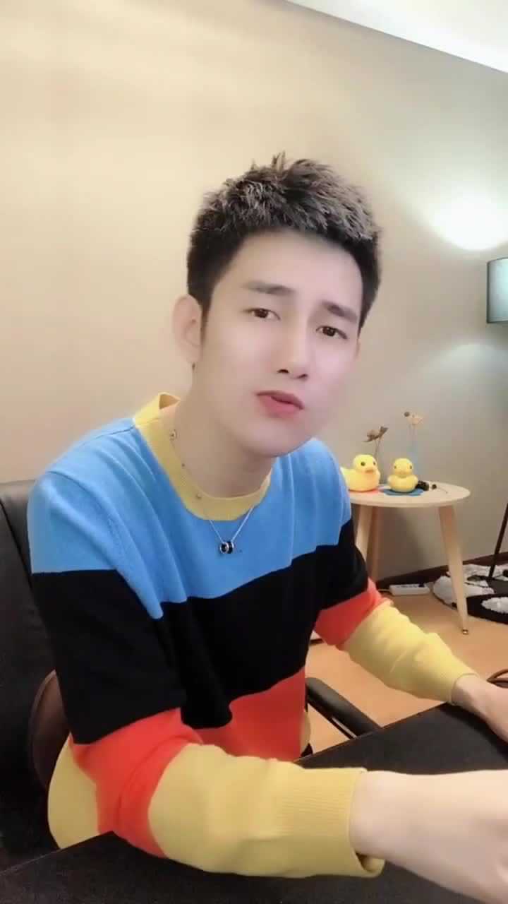 沉浸在阿哲先生的歌声中了即使随口一唱唱的也是那么动人