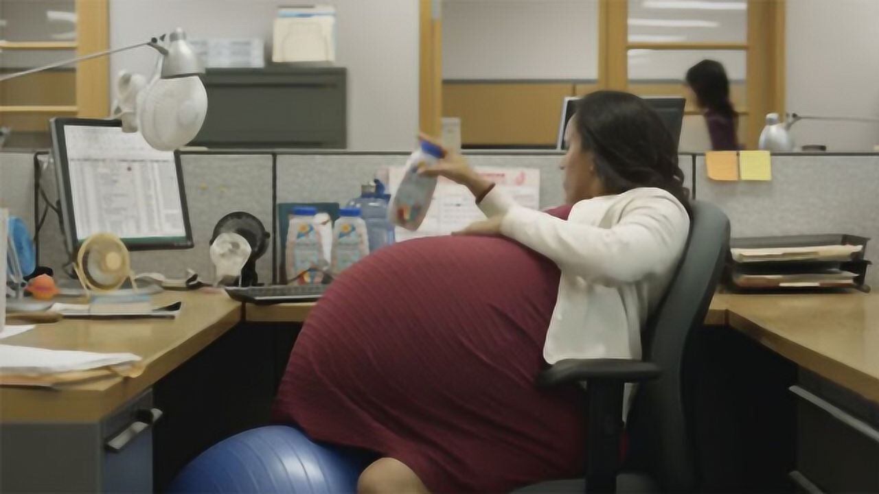 孕妇三个月肚大如临盆检查后老公瘫坐在地医生连忙恭喜