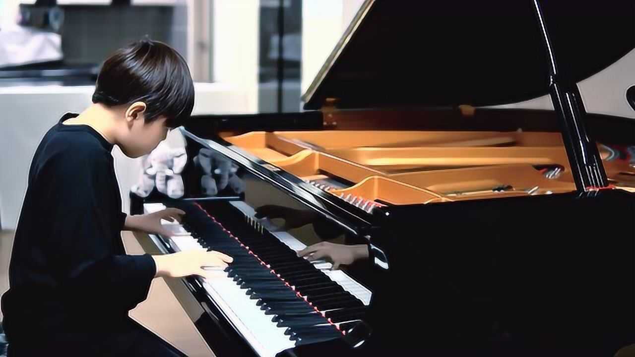 10岁天才小钢琴家,弹奏(g)i-dle《oh my god》