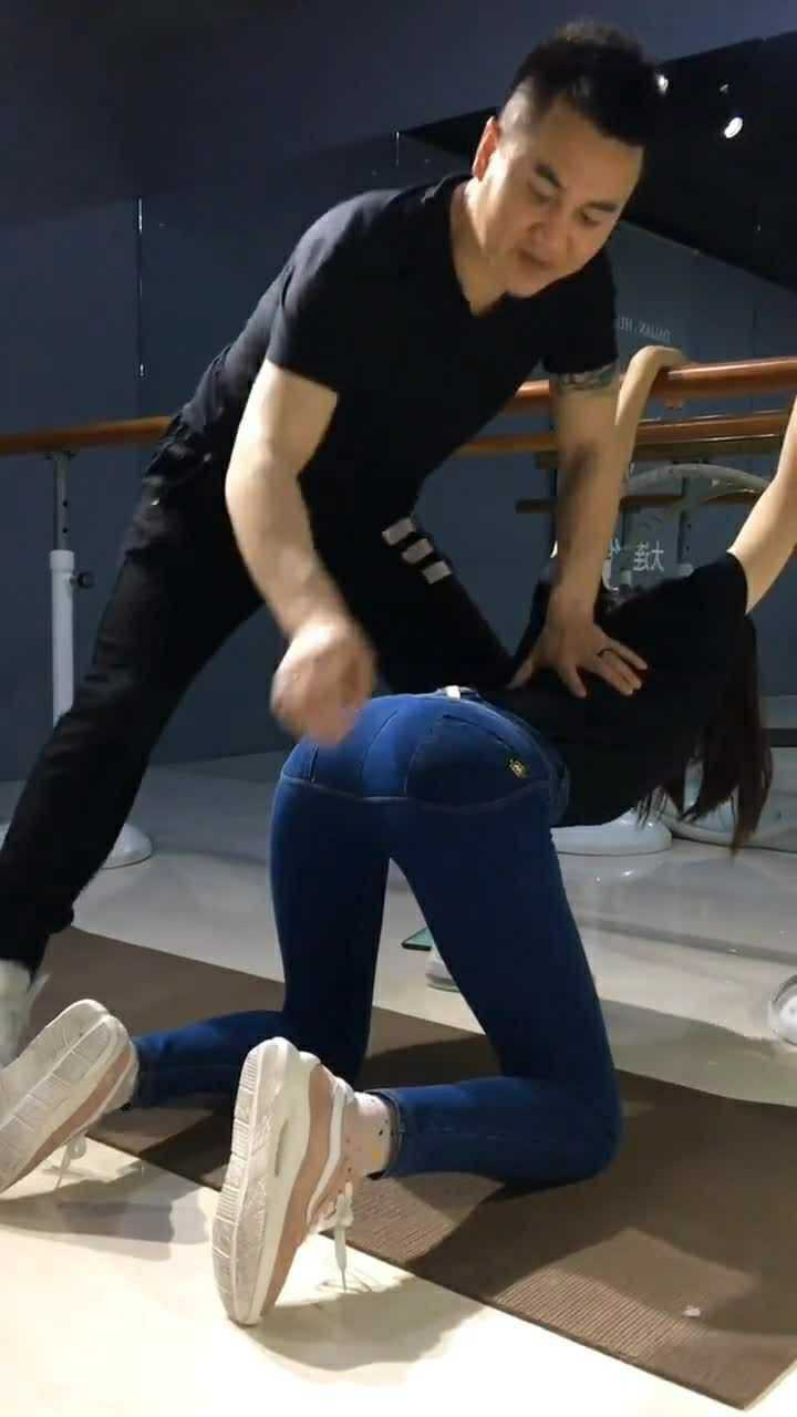 压腰压腿时动作一定要规范不然很容易受伤