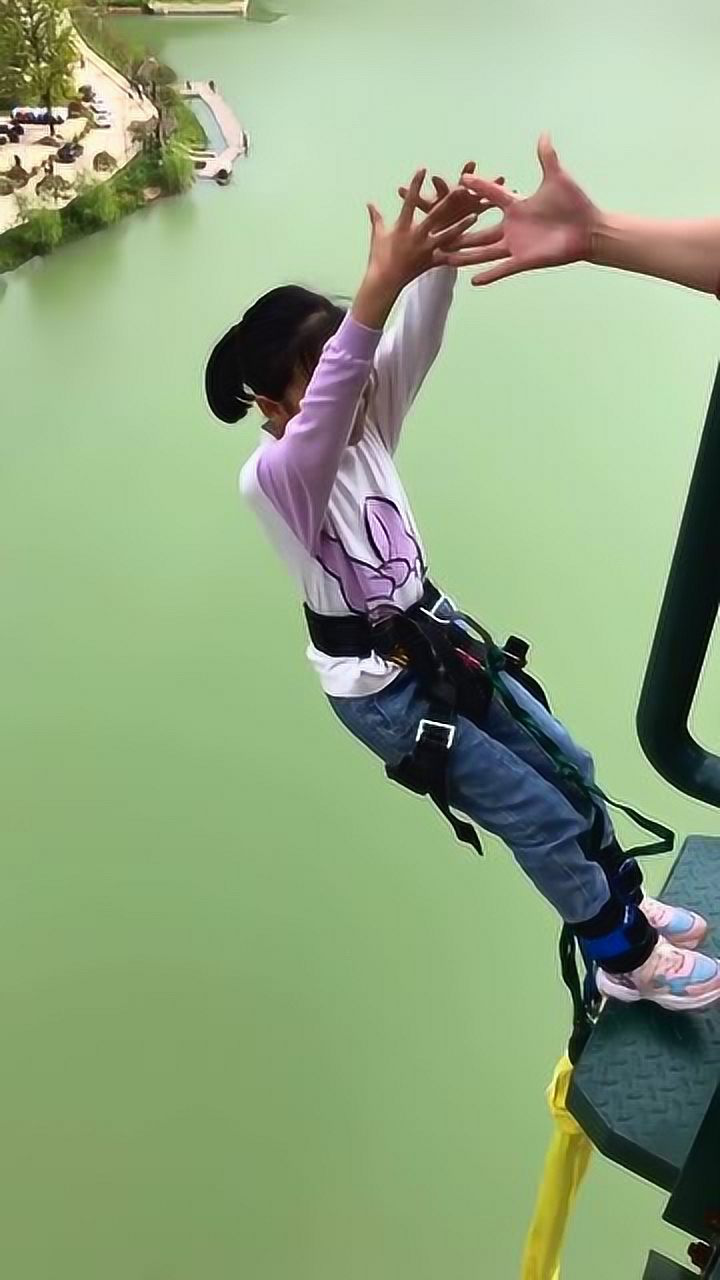 八岁小女孩去蹦极被教练突然推了下去她下意识地反手一抓