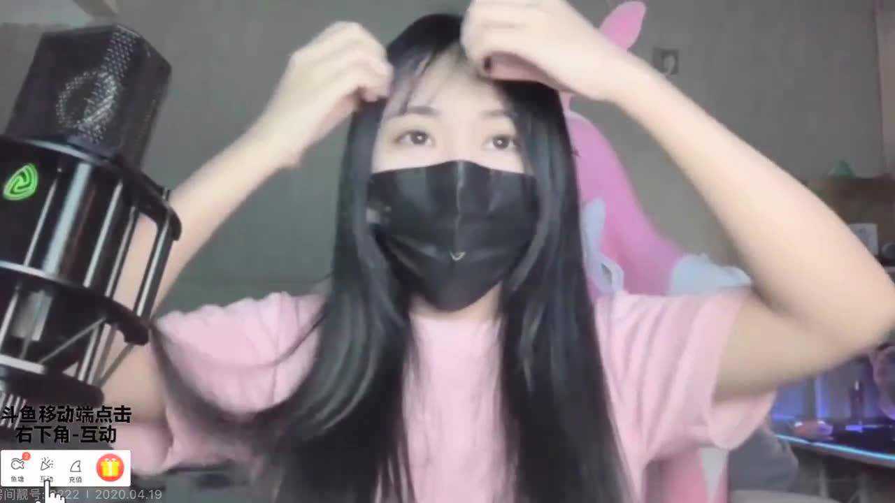 一条小团团直播露脸为武汉带货声音和视频里一样可爱