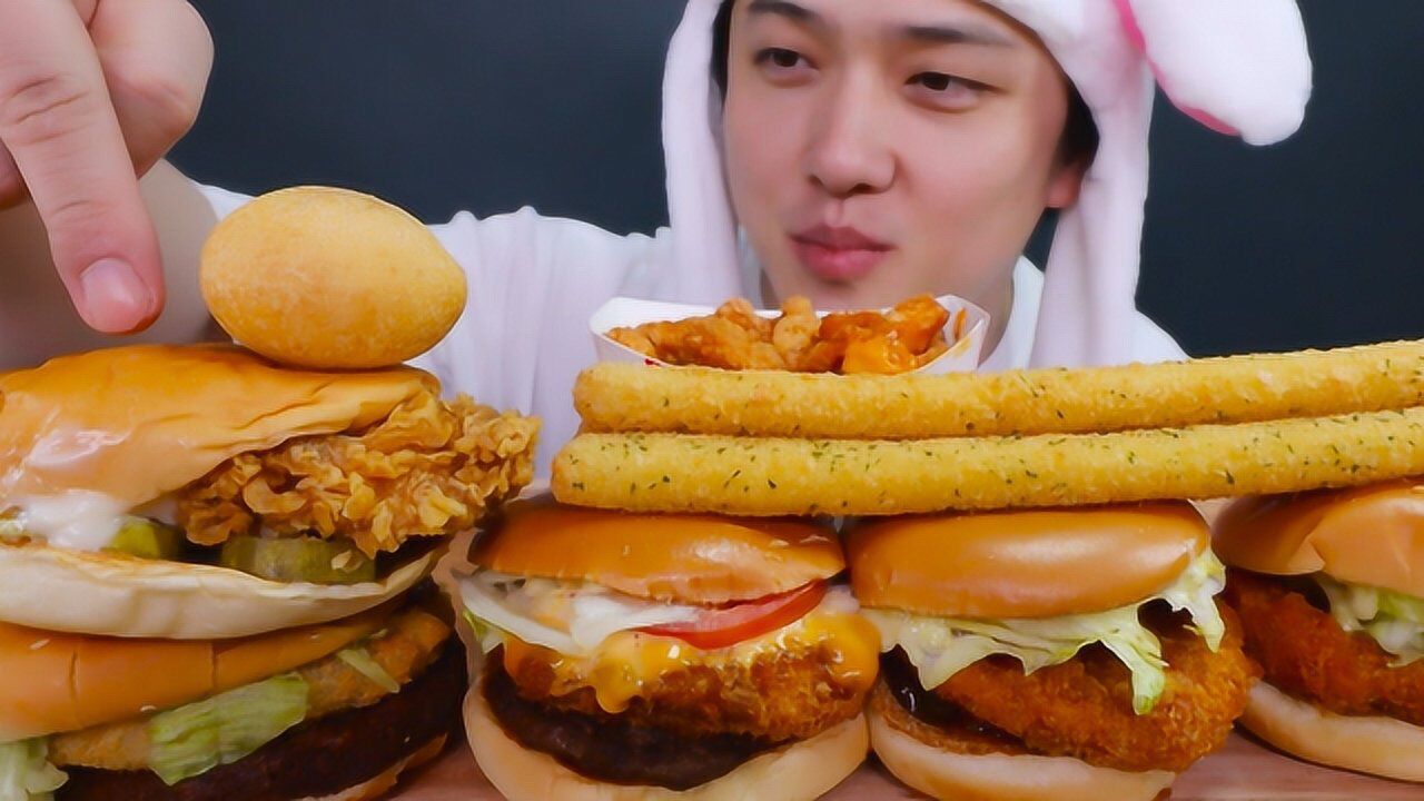 韩国吃货大嘴哥,吃汉堡包 奶酪条,大口大口地吃,吃得太过瘾了