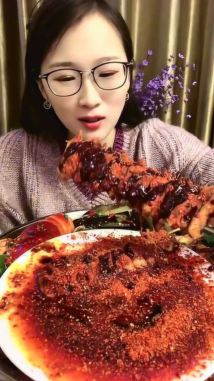 土豪小姐姐吃海鲜满嘴流油真有食欲