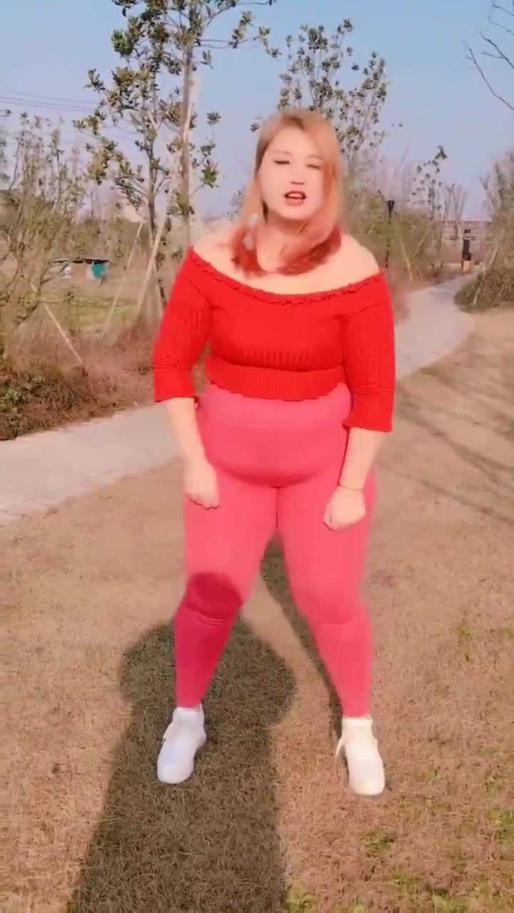 网红美女胖嘟嘟跳舞,看完后我决定她就是我女神了