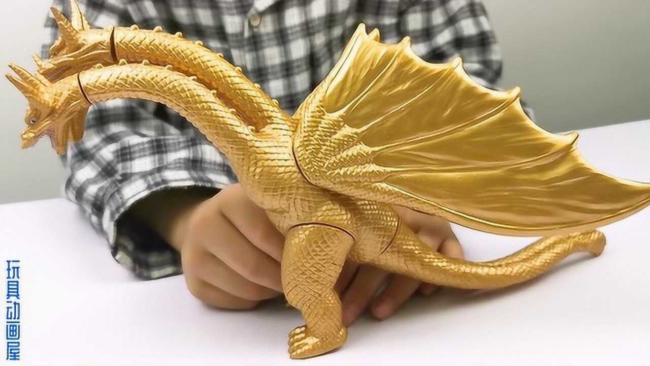 和宝贝试玩三头基多拉玩具