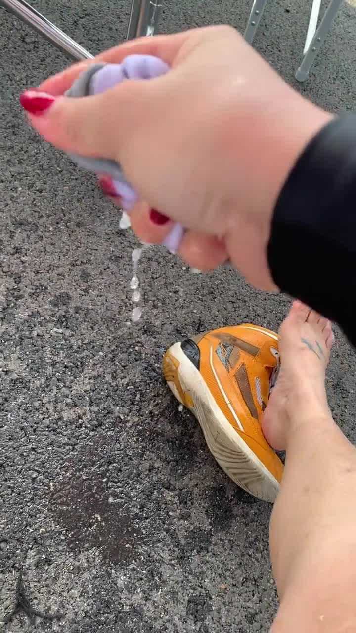 尿尿滋鞋里了吧