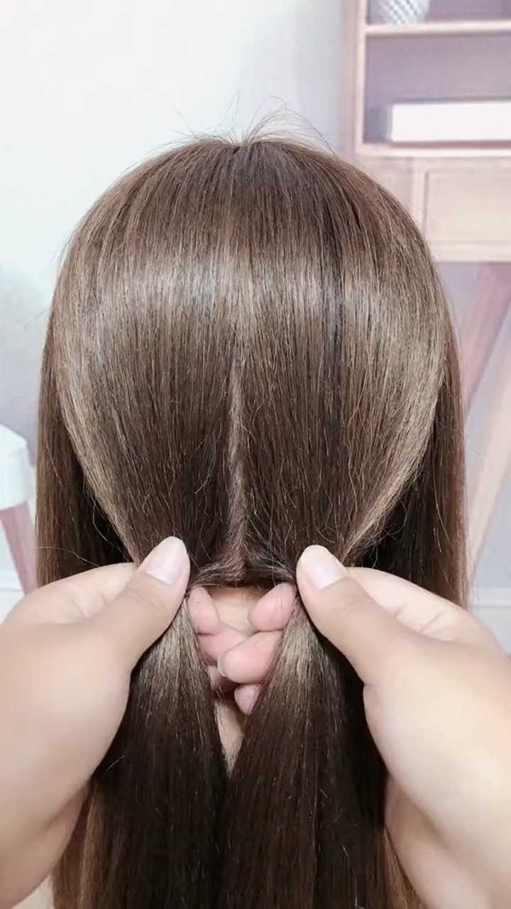 两个小辫子发型编发教程.