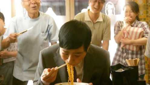日本大叔食量惊人，一口气连吃20道菜，引得街坊围观看吃播