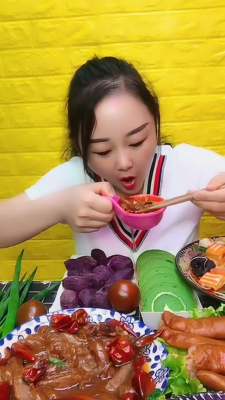 小姐姐吃播牛蹄筋吃相一点都不做作吃得优雅又好看
