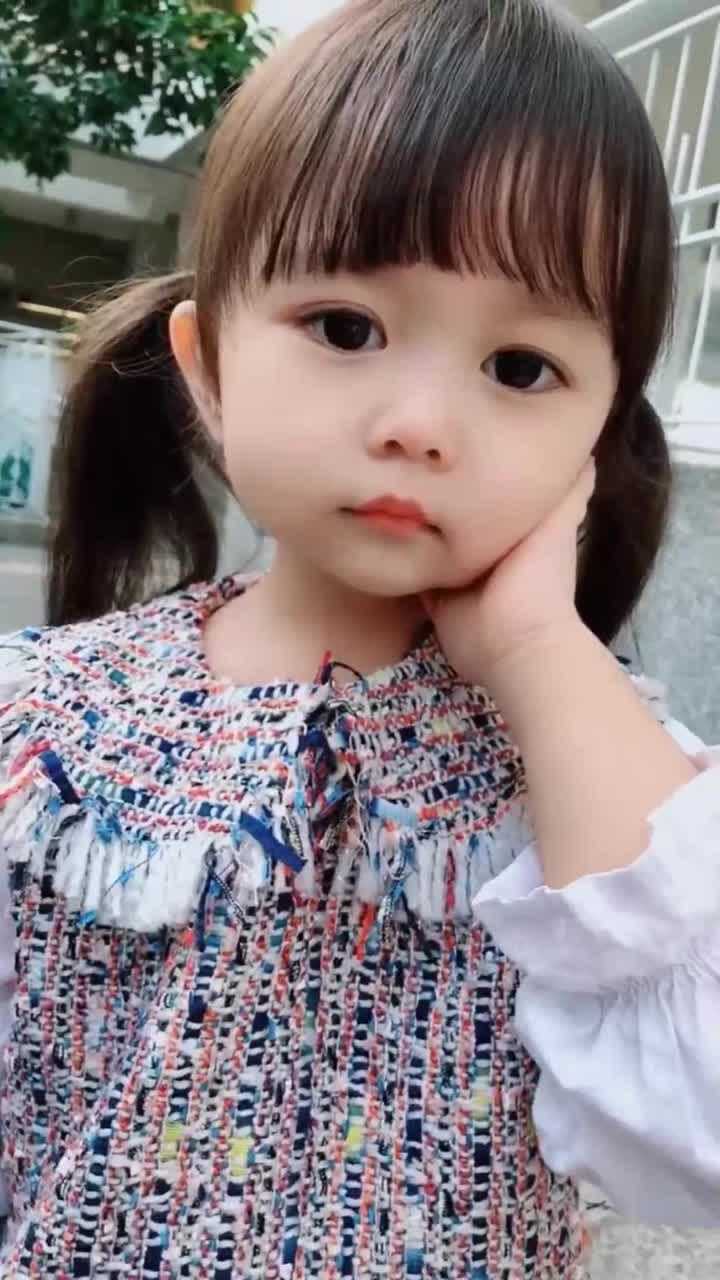 家有萌娃又会噘嘴又会卖萌人还可爱网友猜她妈妈是什么样子