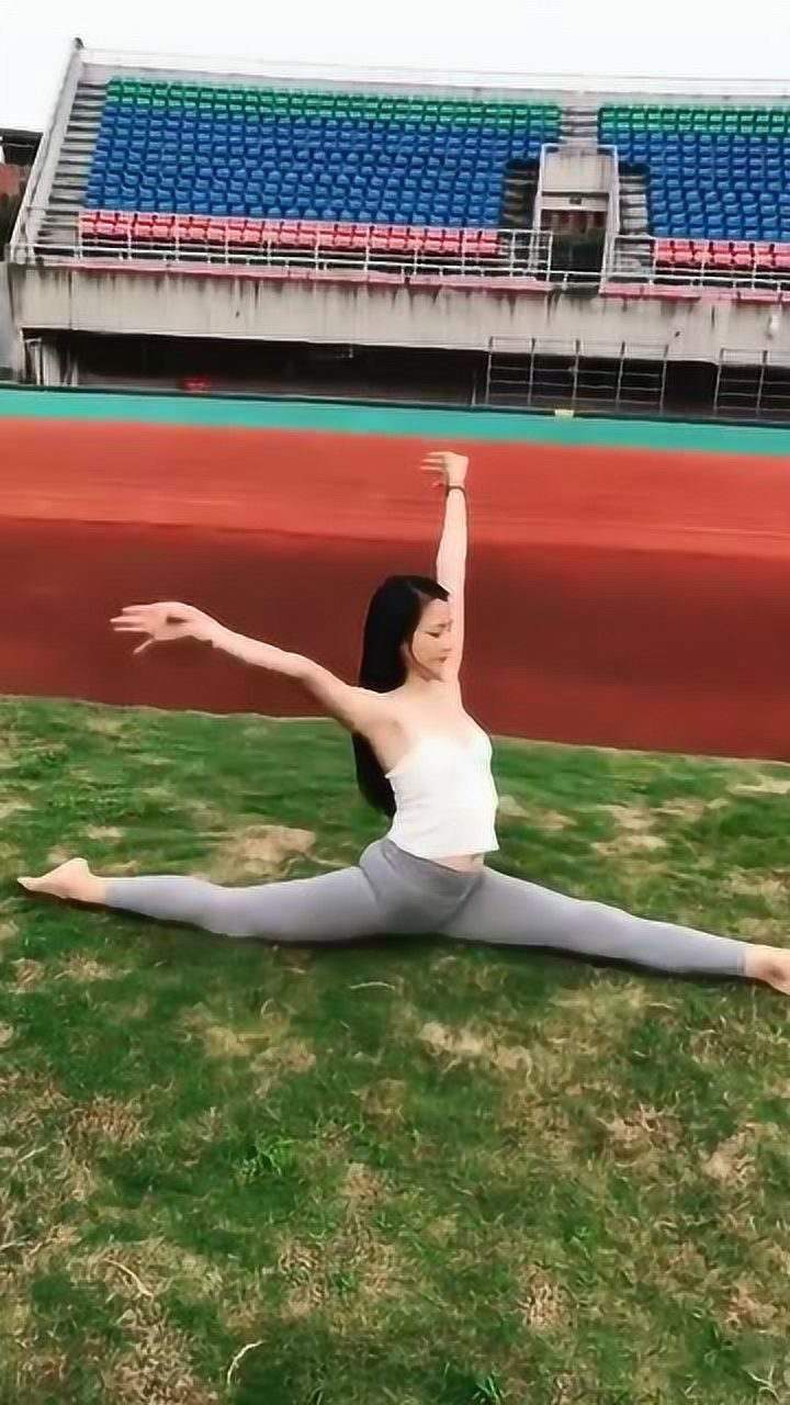 艺校妹子在操场表演一字马,这个绝活精彩好看,值得点赞!