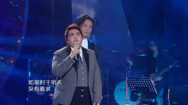 韩红陈奕迅全新演唱《十年》,怎料韩红开口就飚高音,陈奕迅的眼神绝了