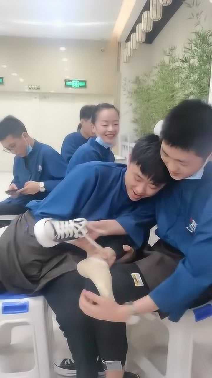 两男子大庭广众之下，居然挠女孩脚，这是什么癖好？_高清1080P在线观看平台_腾讯视频