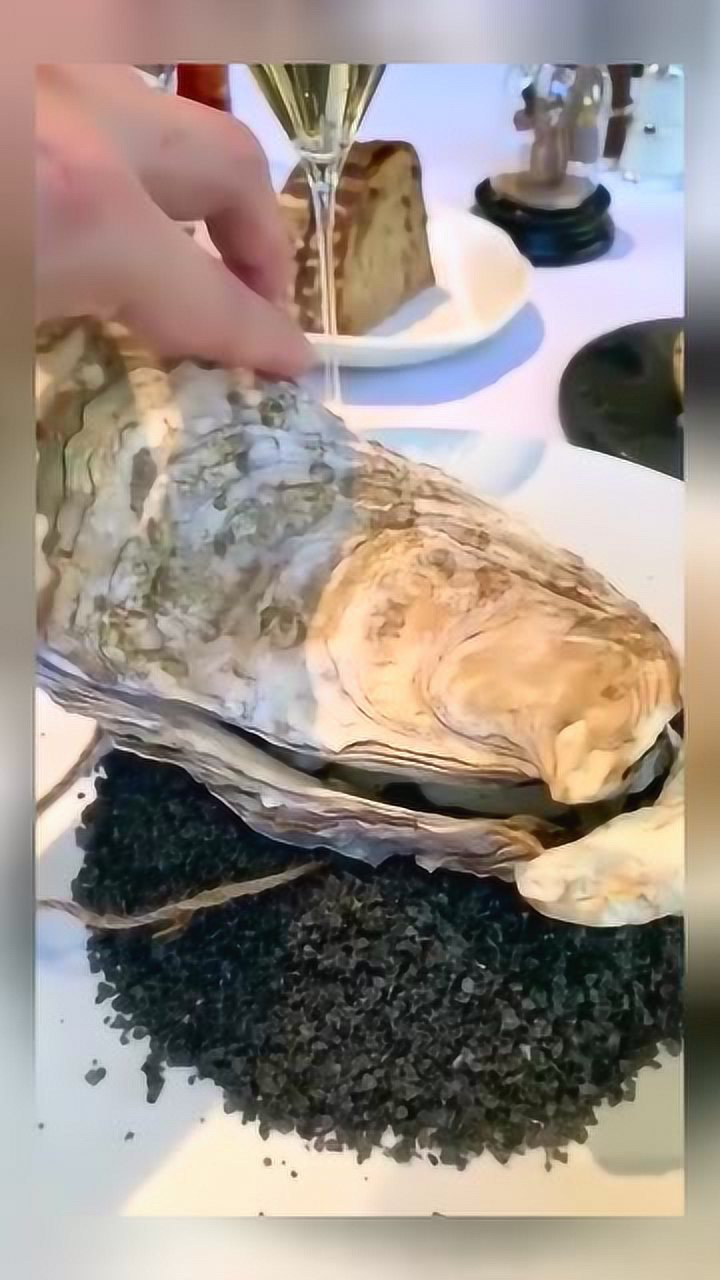 世界上最大的生蚝谁能吃完就奖励100万到现在都没人敢挑战