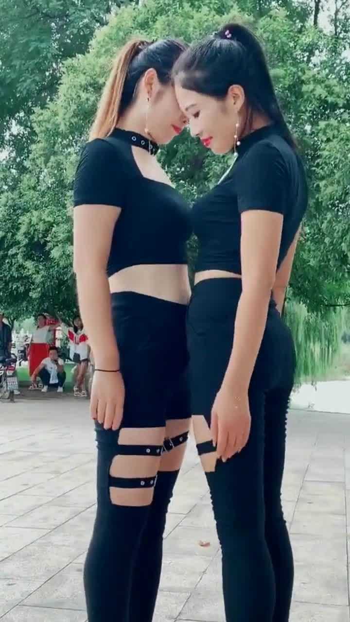 两个美女跳舞,哪个最美_腾讯视频