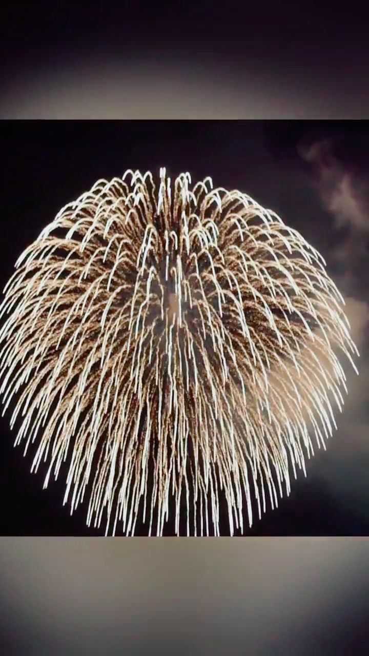 二尺落地烟花喜欢烟花的朋友可以关注我带你们看各种各样的烟花
