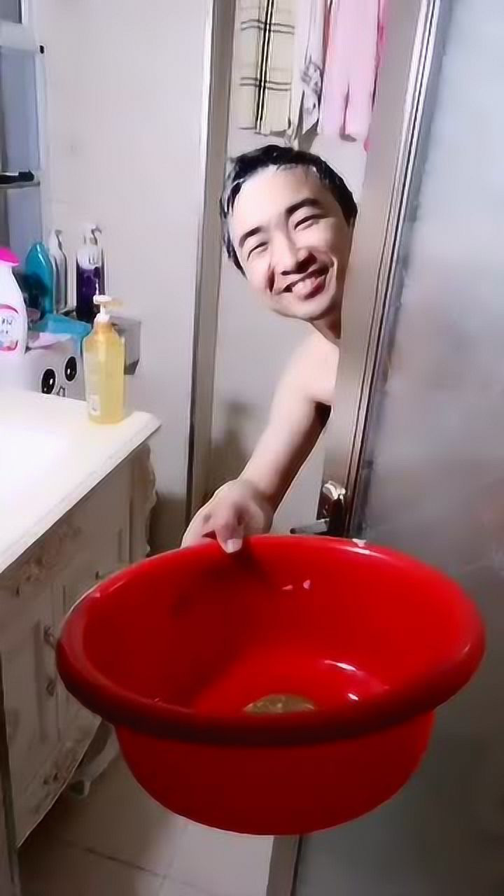 洗澡洗一半没水了让我去饮水机里接点我能这么轻易地去吗