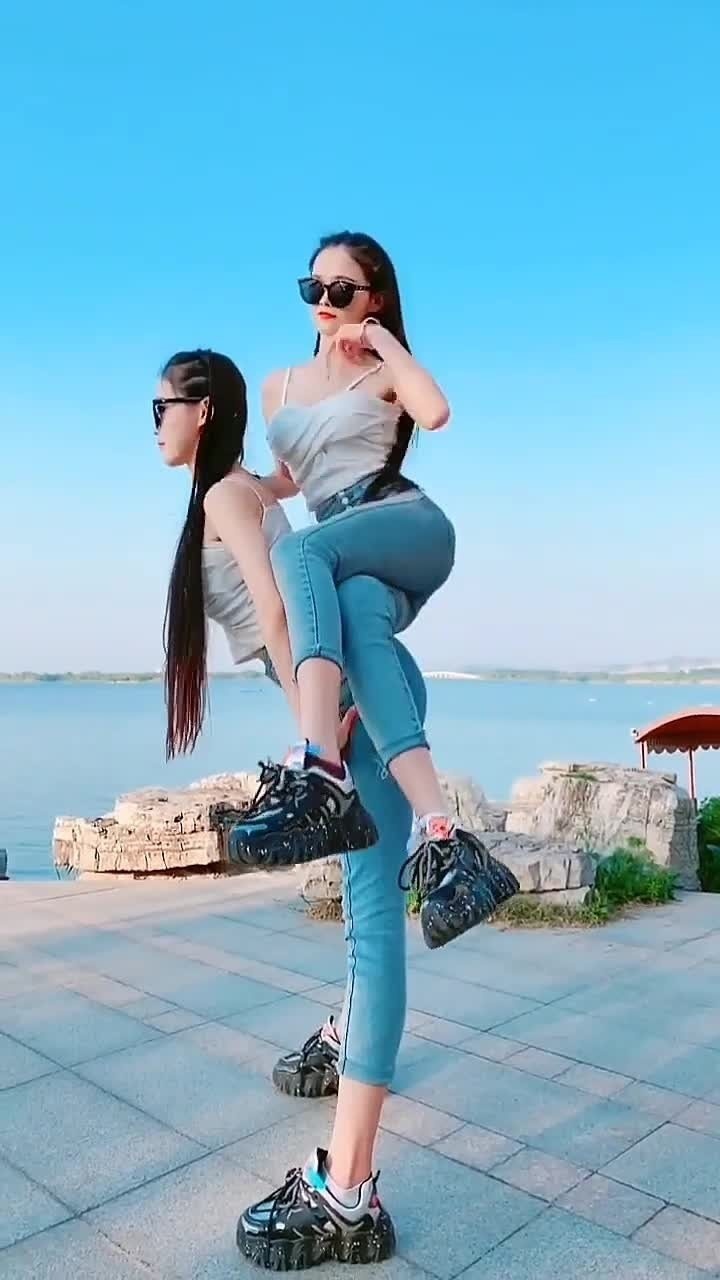 最酷的闺蜜坐骑.