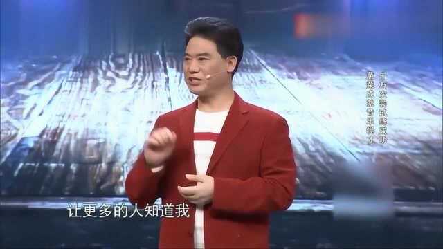 为了更多人知道他,就开始搜集各种瓶子,最后选择了汽水瓶