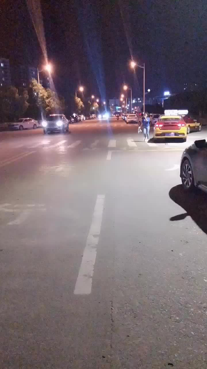 下班了越来越喜欢晚上一个人走在街上的感觉