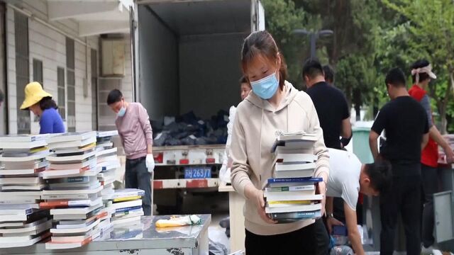 教材到了!高校为一万五千余名学生邮寄教材 学生大呼好暖心