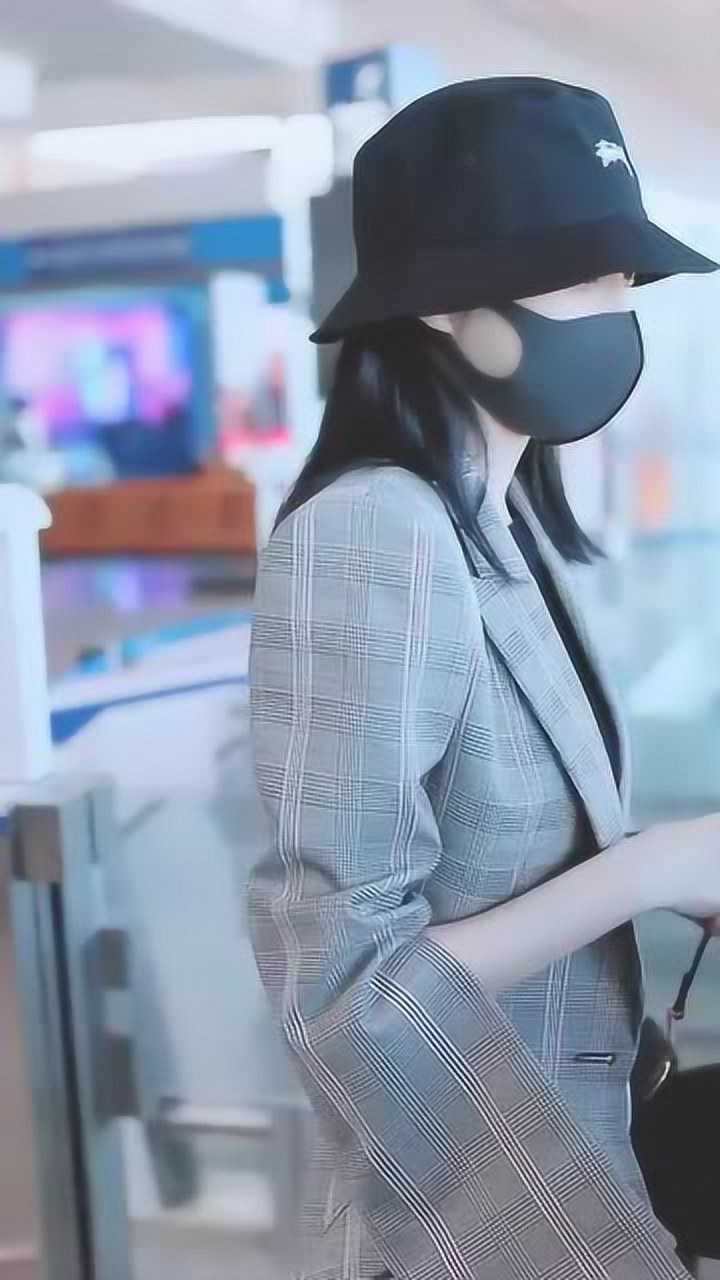 景甜戴口罩低调现身机场可能是因为和张继科分手了心情不好